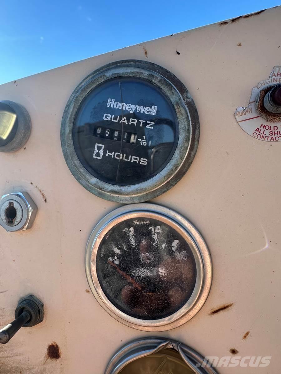 Finn T330 Násypky, fukary a dopravníky