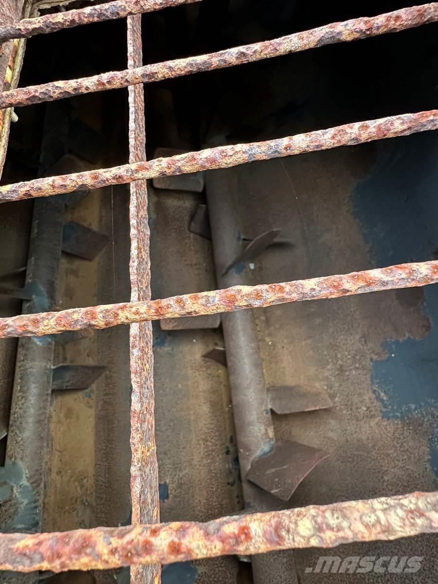 Finn T330 Násypky, fukary a dopravníky