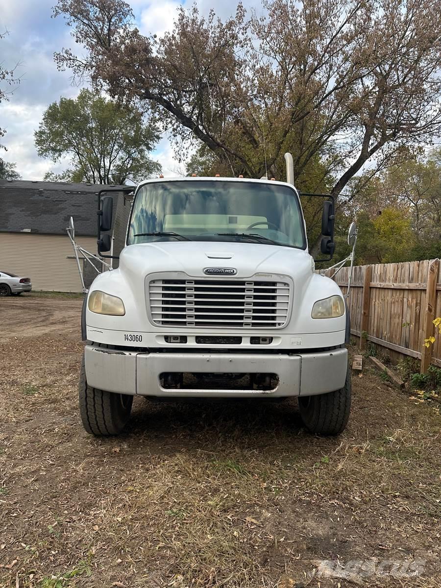 Finn T330 Násypky, fukary a dopravníky