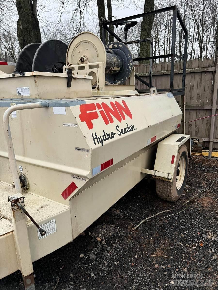 Finn T60T Násypky, fukary a dopravníky