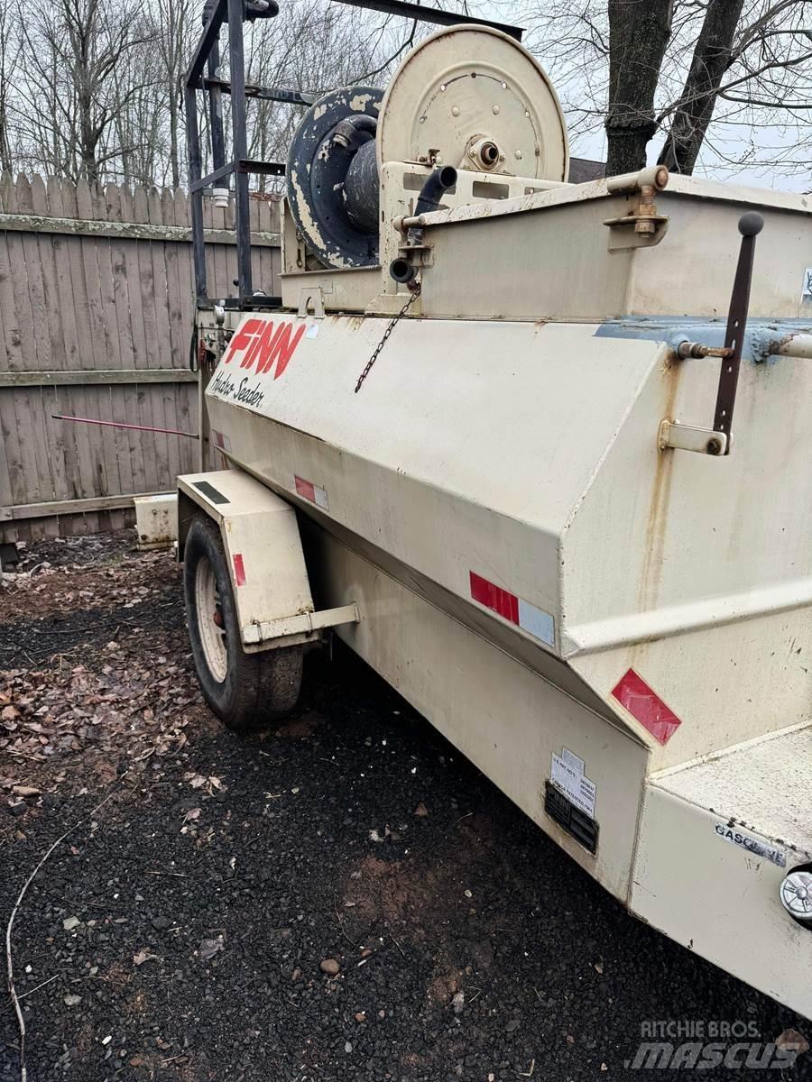 Finn T60T Násypky, fukary a dopravníky