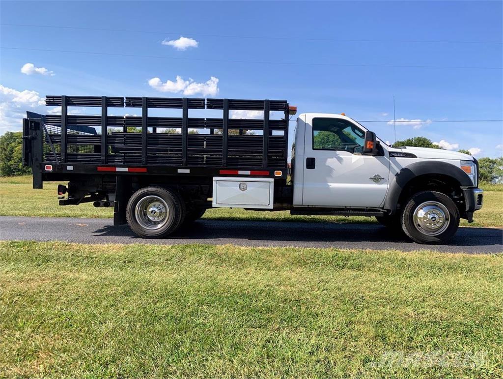 Ford 550 Vozy na přepravu zvířat