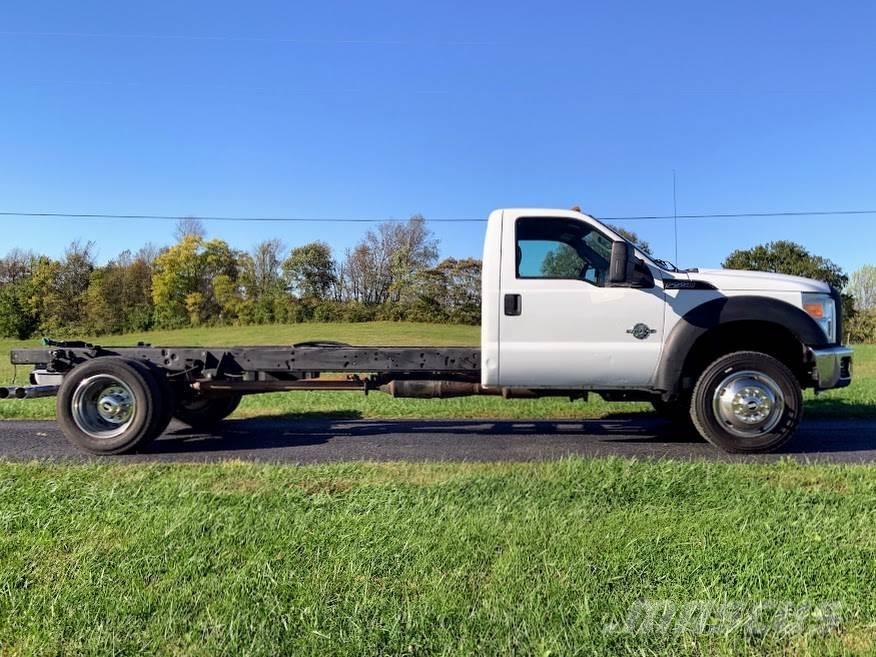 Ford F-550 Nákladní vozidlo bez nástavby