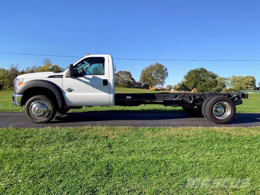 Ford F-550 Nákladní vozidlo bez nástavby