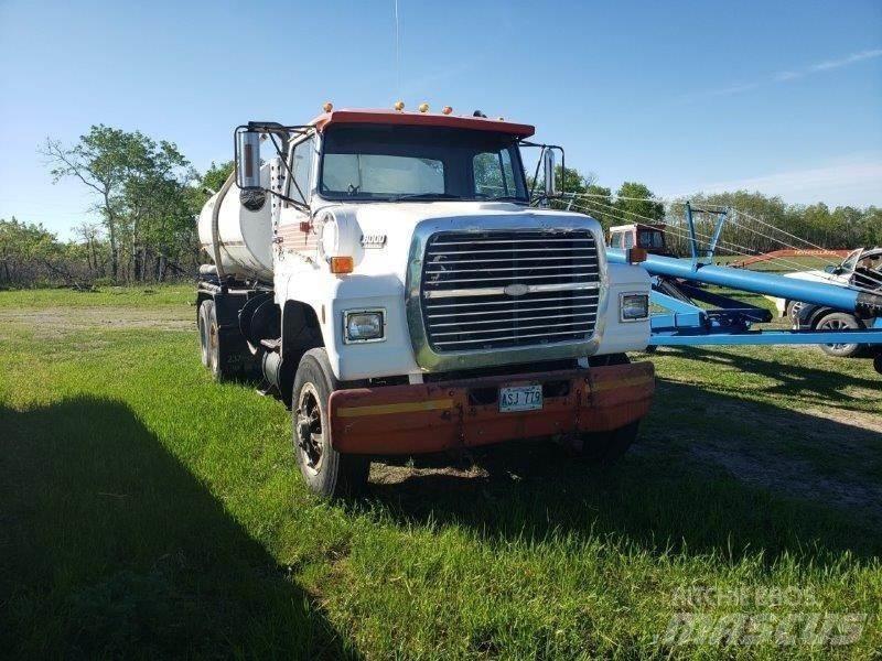 Ford L8000 Cisternové vozy