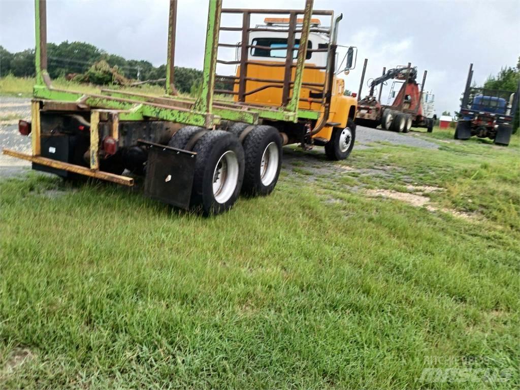 Ford L8000 Vozy na přepravu kmenů