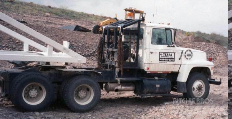 Ford LT9000 Valník s navijákem
