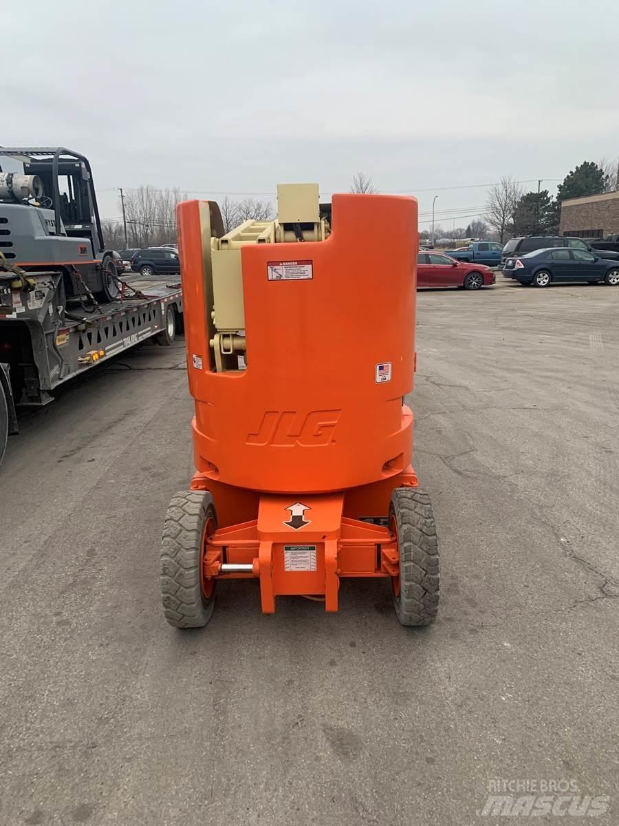 JLG E300AJ Vertikální sloupové výtahy