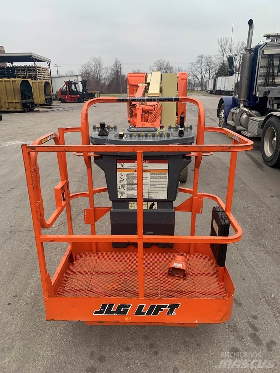 JLG E300AJ Vertikální sloupové výtahy