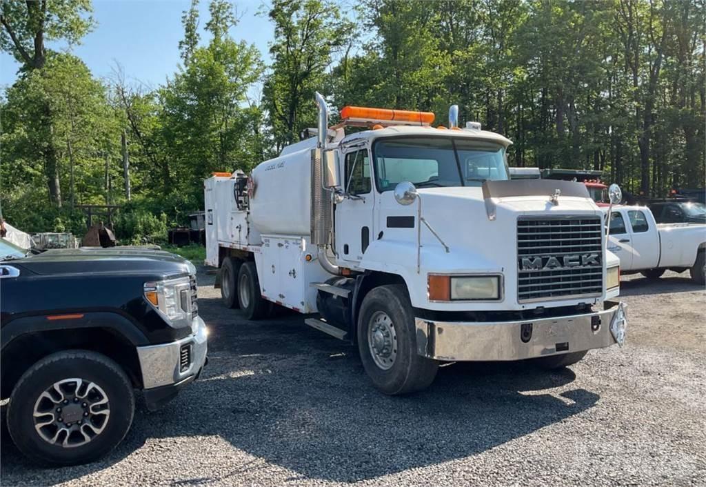 Mack CH613 Cisternové vozy