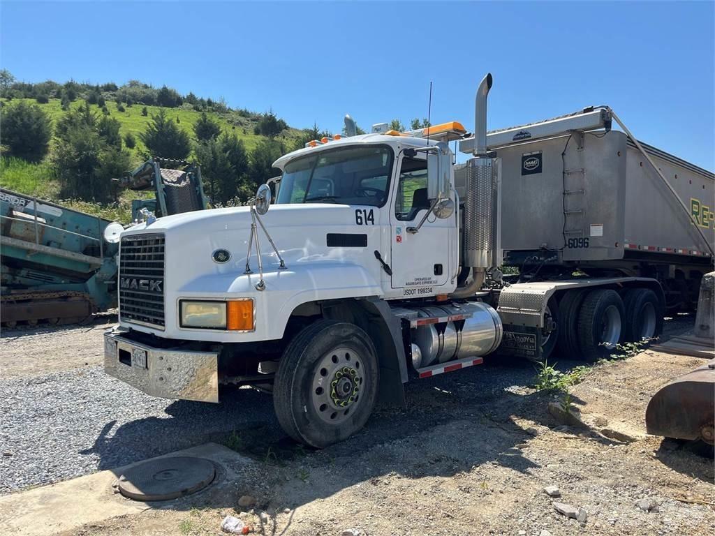 Mack CL733 Další