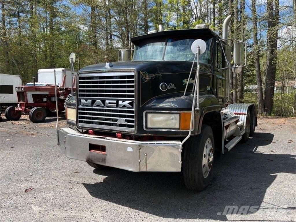 Mack CL733 Tahače