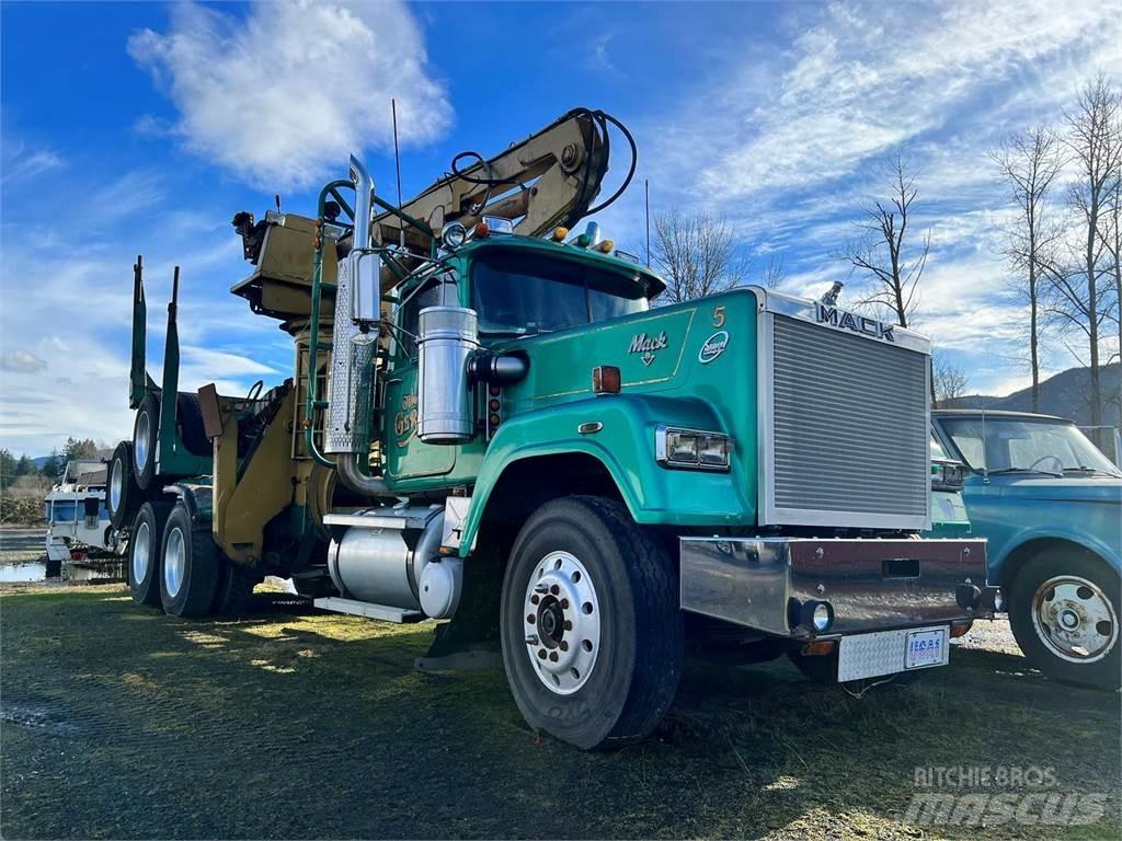 Mack RW700 Vozy na přepravu kmenů