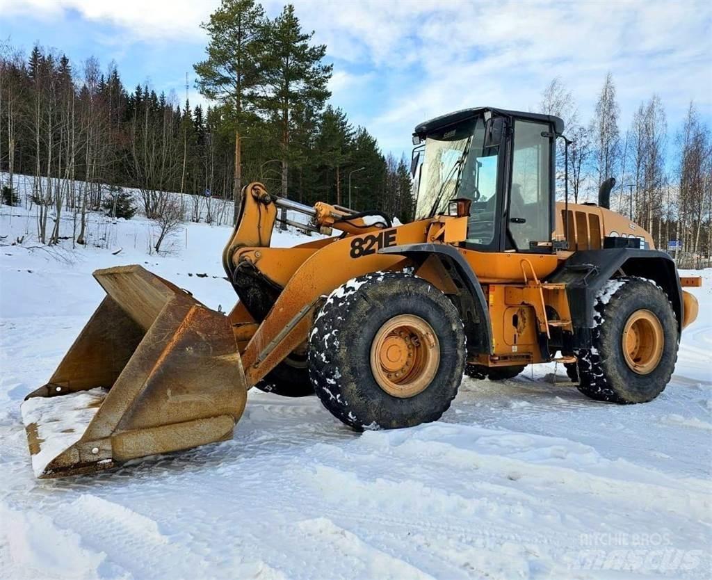 CASE 821E Kolové nakladače