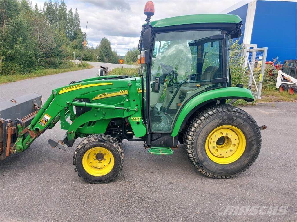 John Deere 3720 Traktory