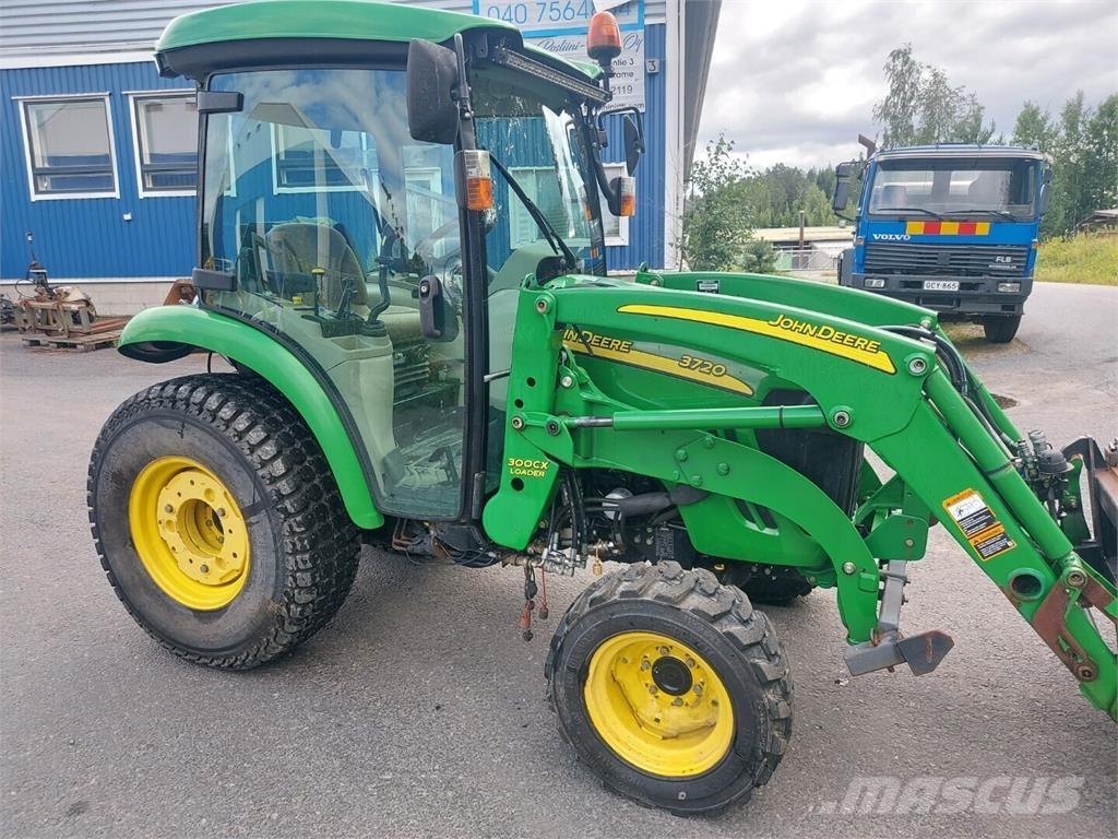 John Deere 3720 Traktory