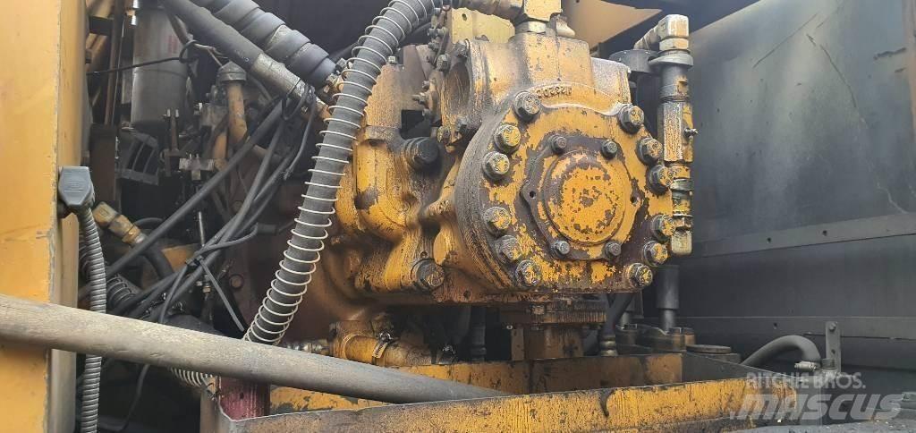Komatsu PC300-3 Pásová rýpadla