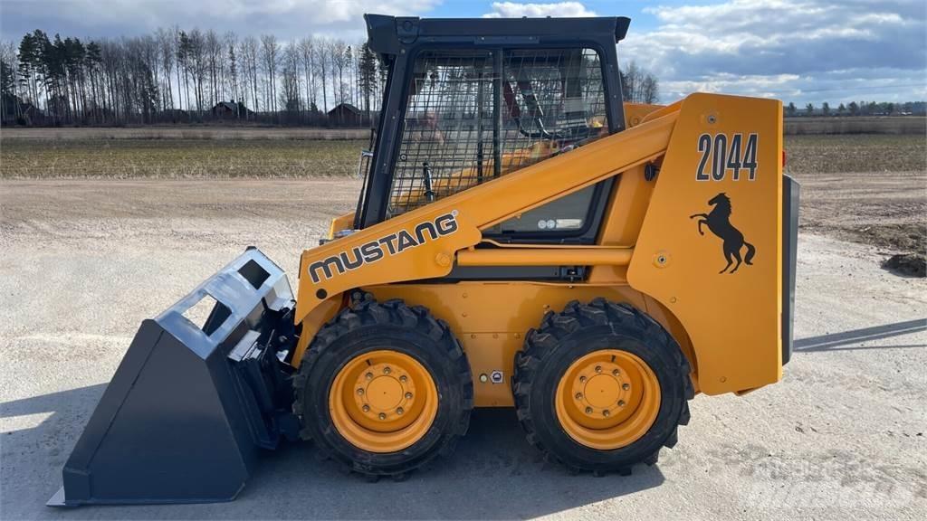 Mustang 2044 Smykem řízené nakladače