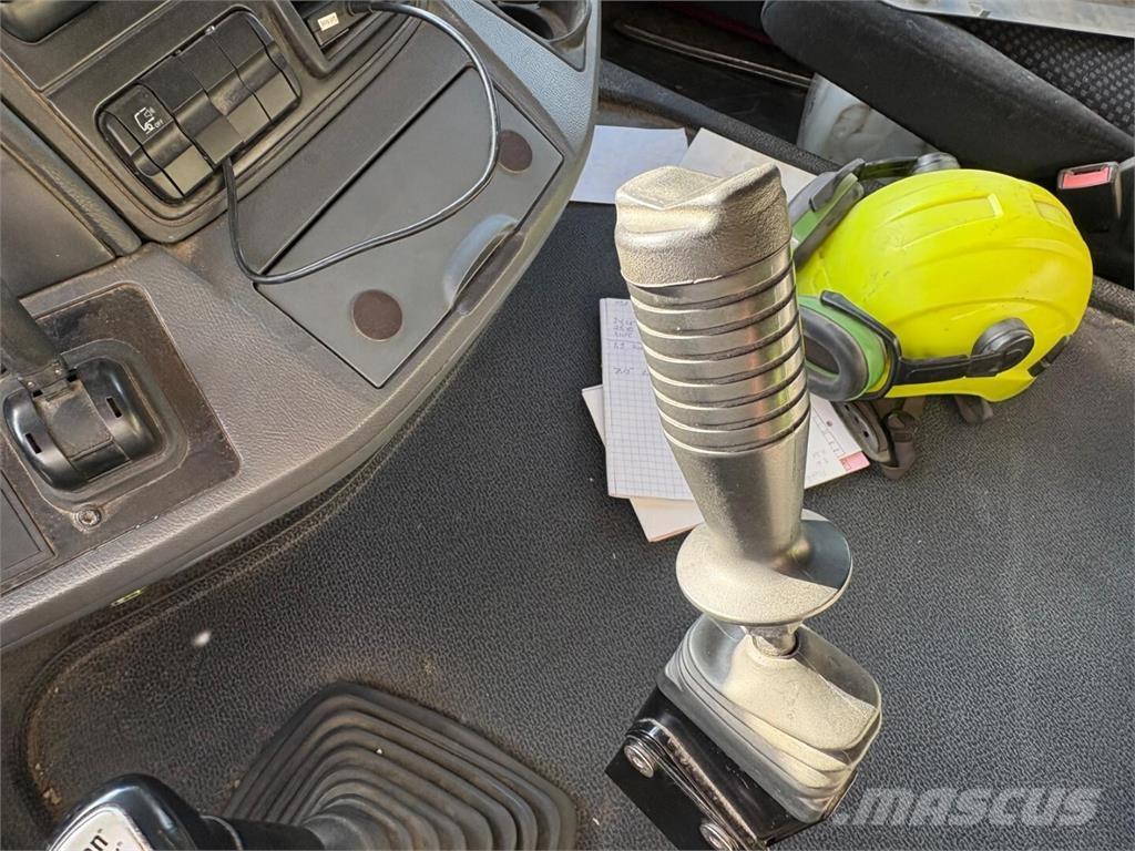 Sisu Polar 10x4 Sklápěče