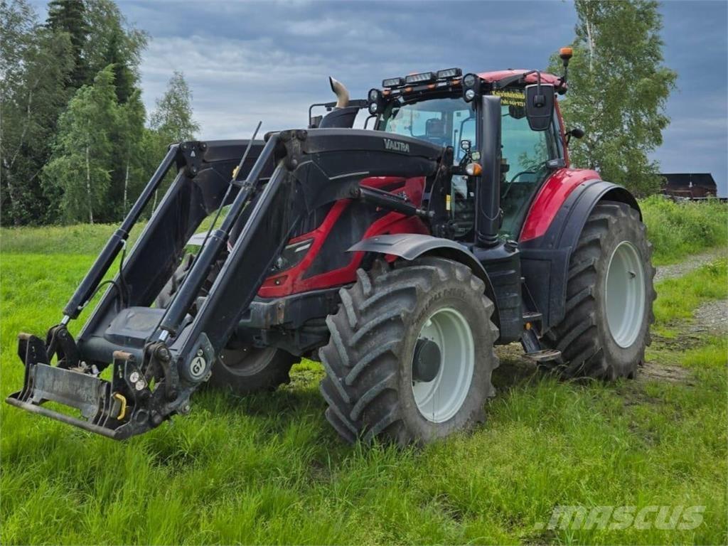 Valtra T144 Versu Traktory