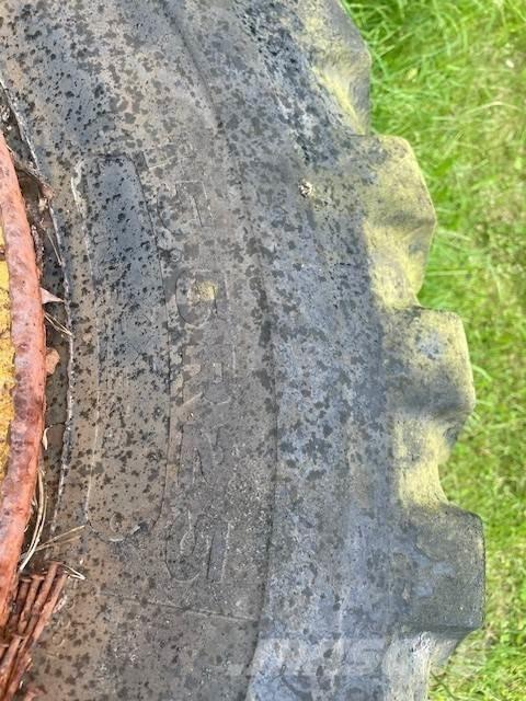  4ST LASTMASKINSDÄCK Pneumatiky, kola a ráfky