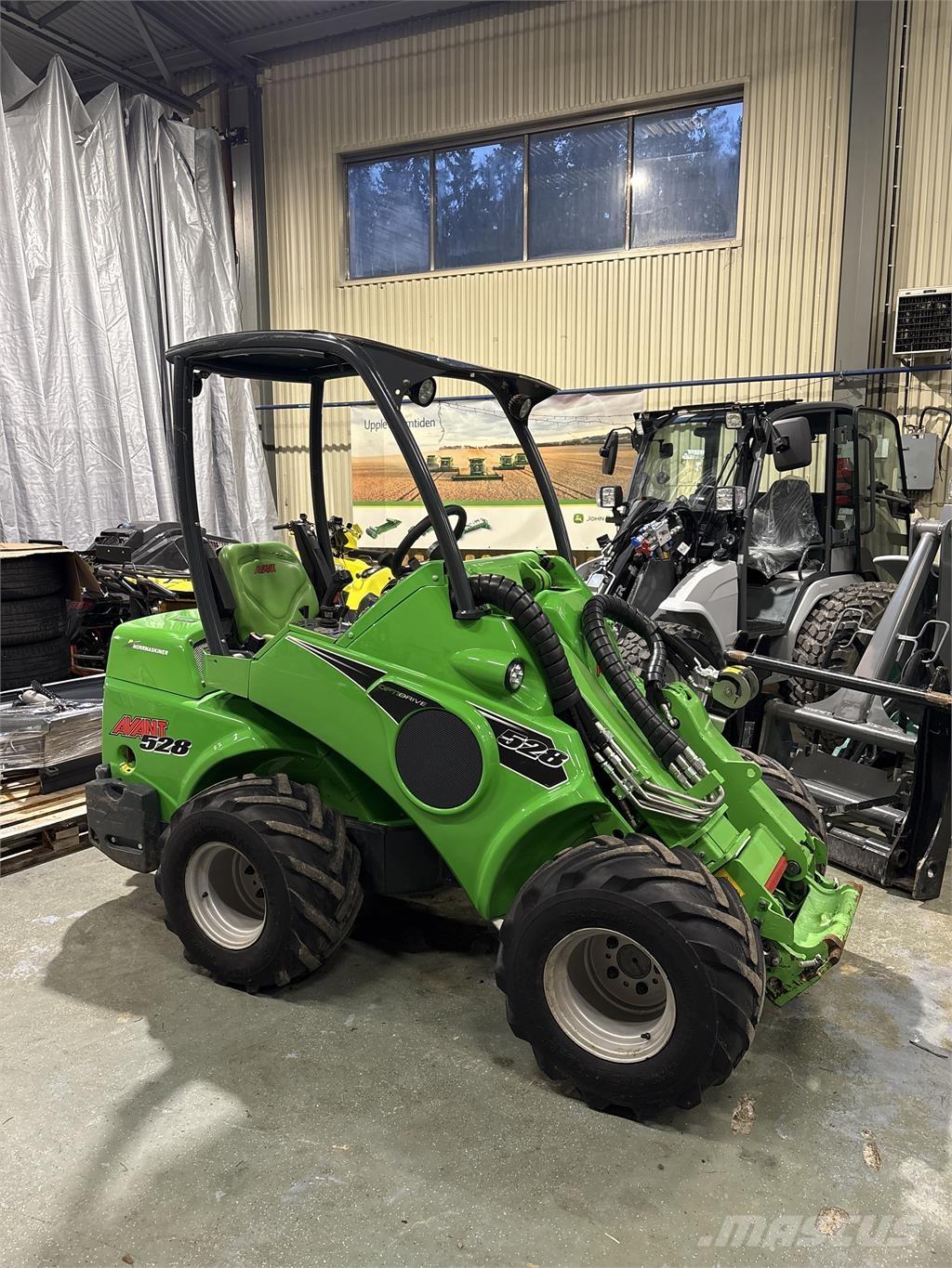 Avant 528 Smykem řízené nakladače