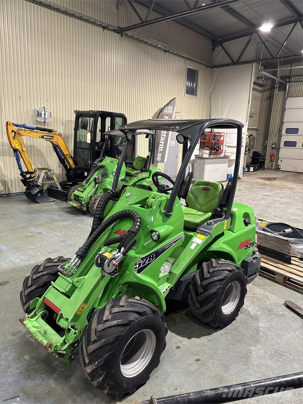 Avant 528 Smykem řízené nakladače