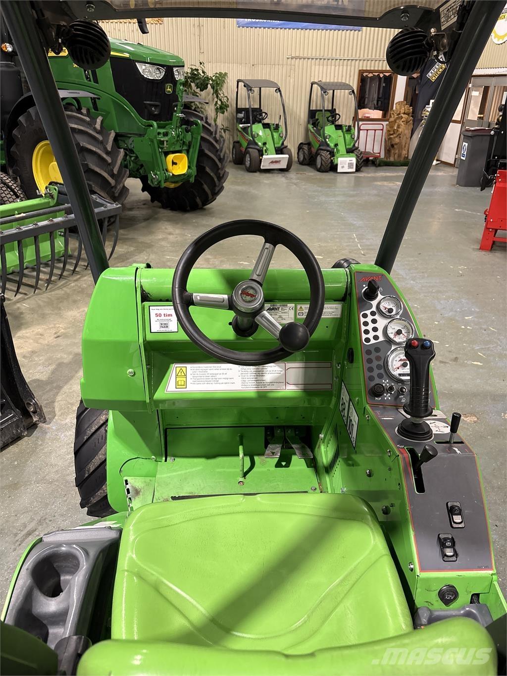 Avant 528 Smykem řízené nakladače