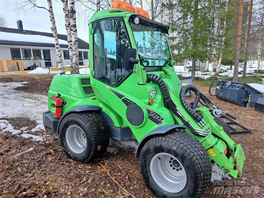 Avant 760i Smykem řízené nakladače