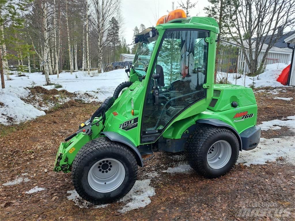 Avant 760i Smykem řízené nakladače