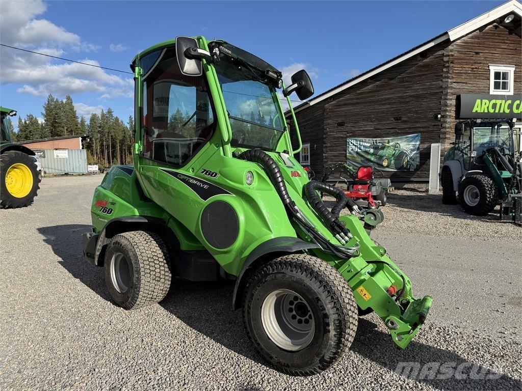 Avant 760i Smykem řízené nakladače