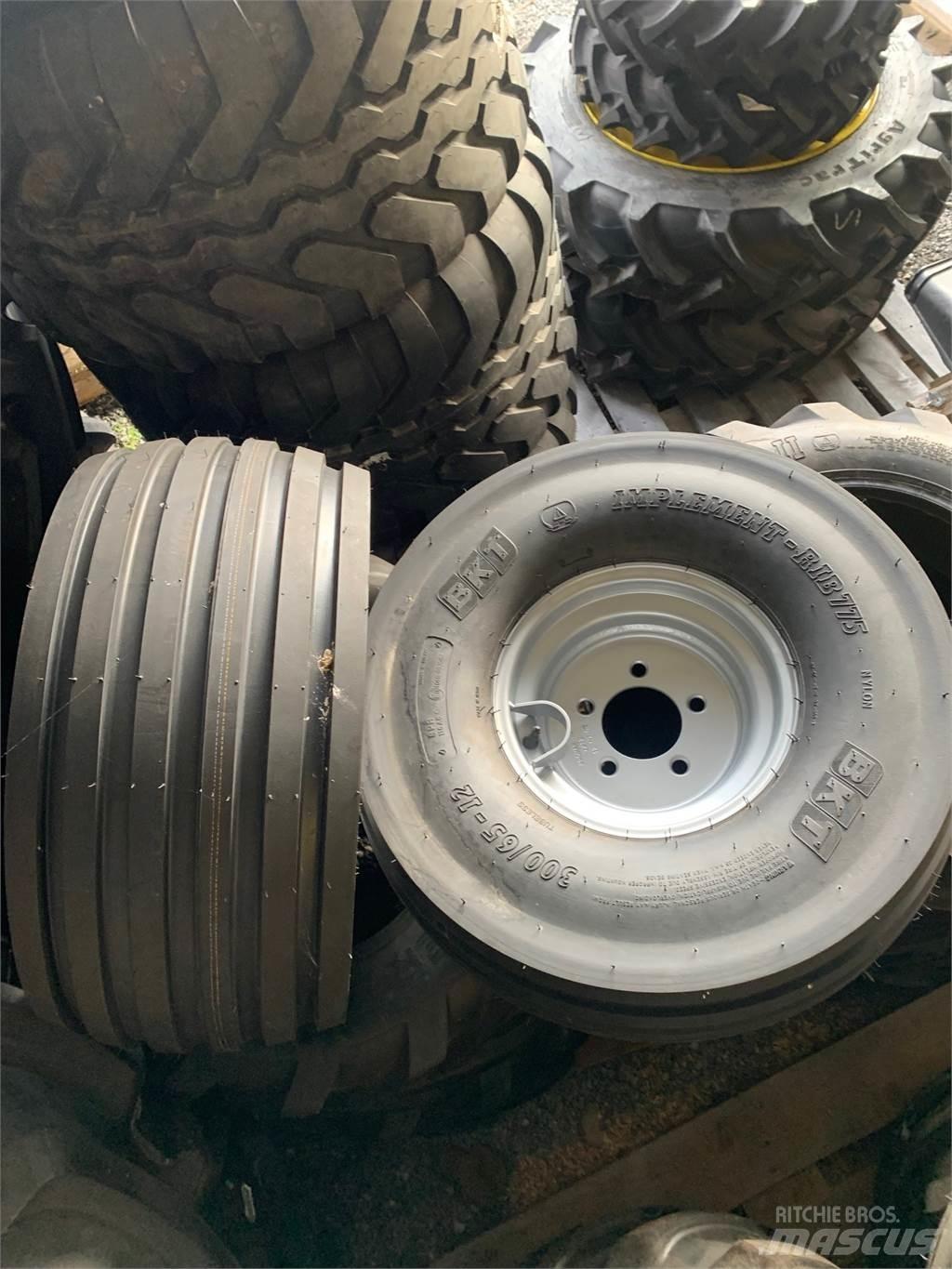  Däck BKT 300/65-12 8PR Pneumatiky, kola a ráfky