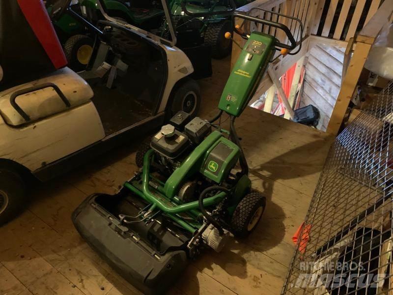 John Deere 220 Samojízdné sekačky