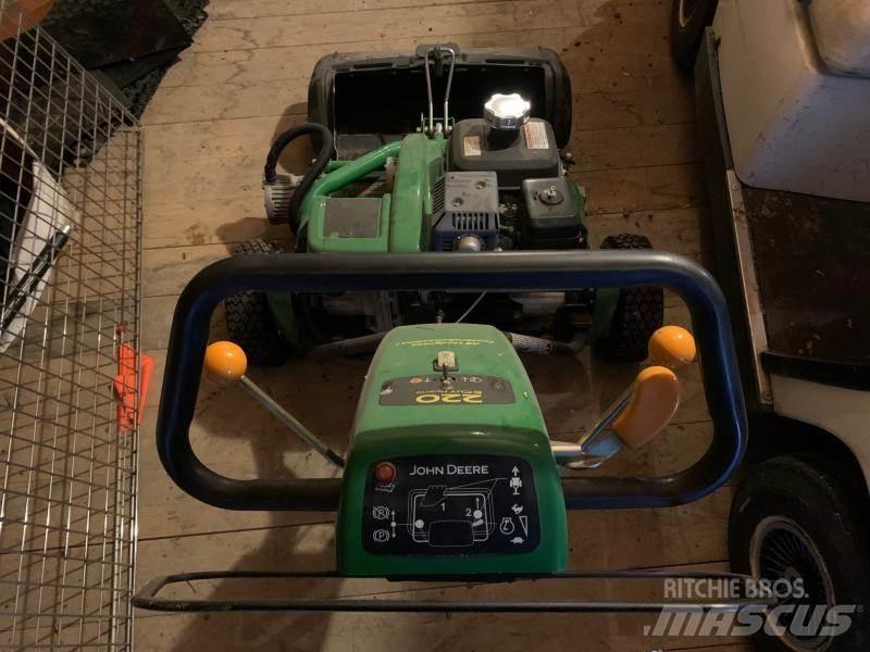 John Deere 220 Samojízdné sekačky