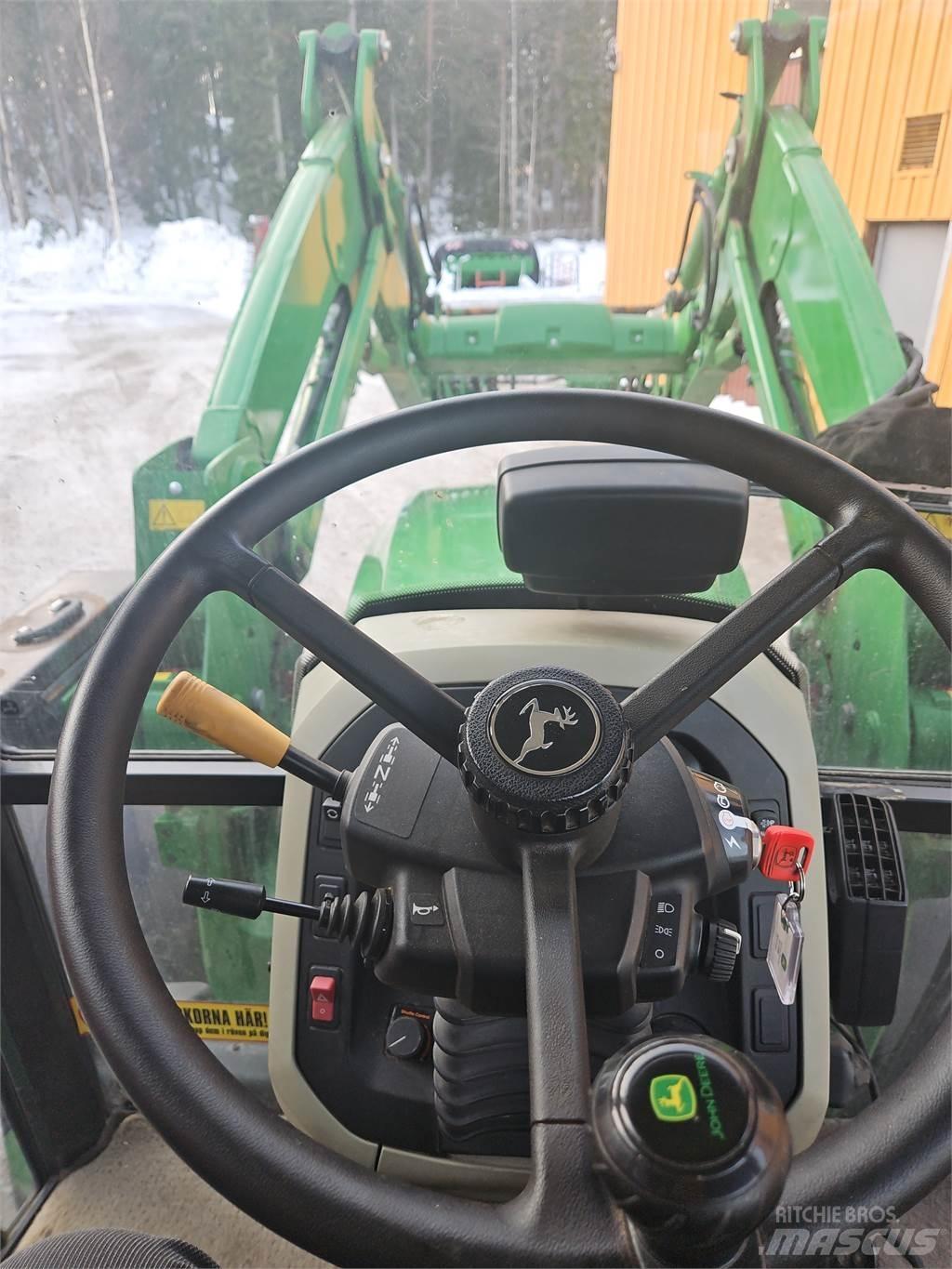 John Deere 5115M Traktory