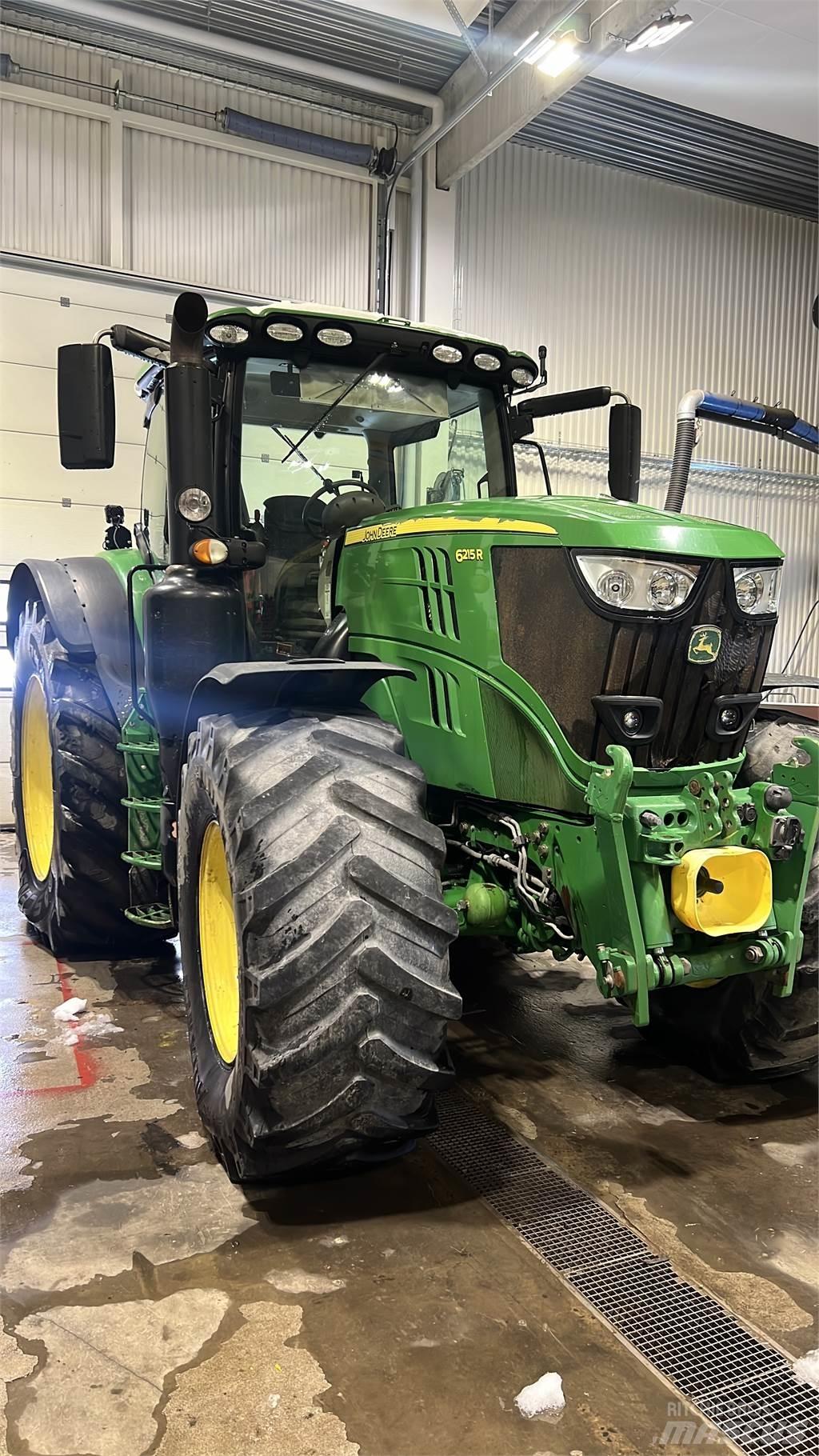 John Deere 6215R Traktory