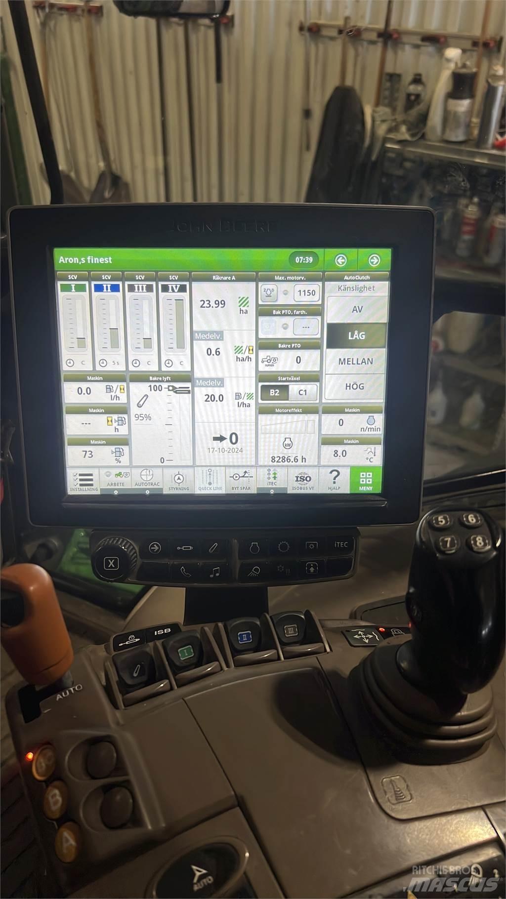 John Deere 6215R Traktory