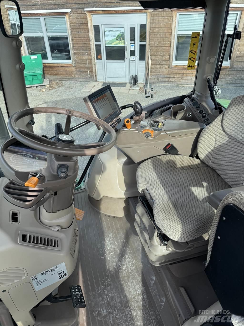 John Deere 6215R Traktory