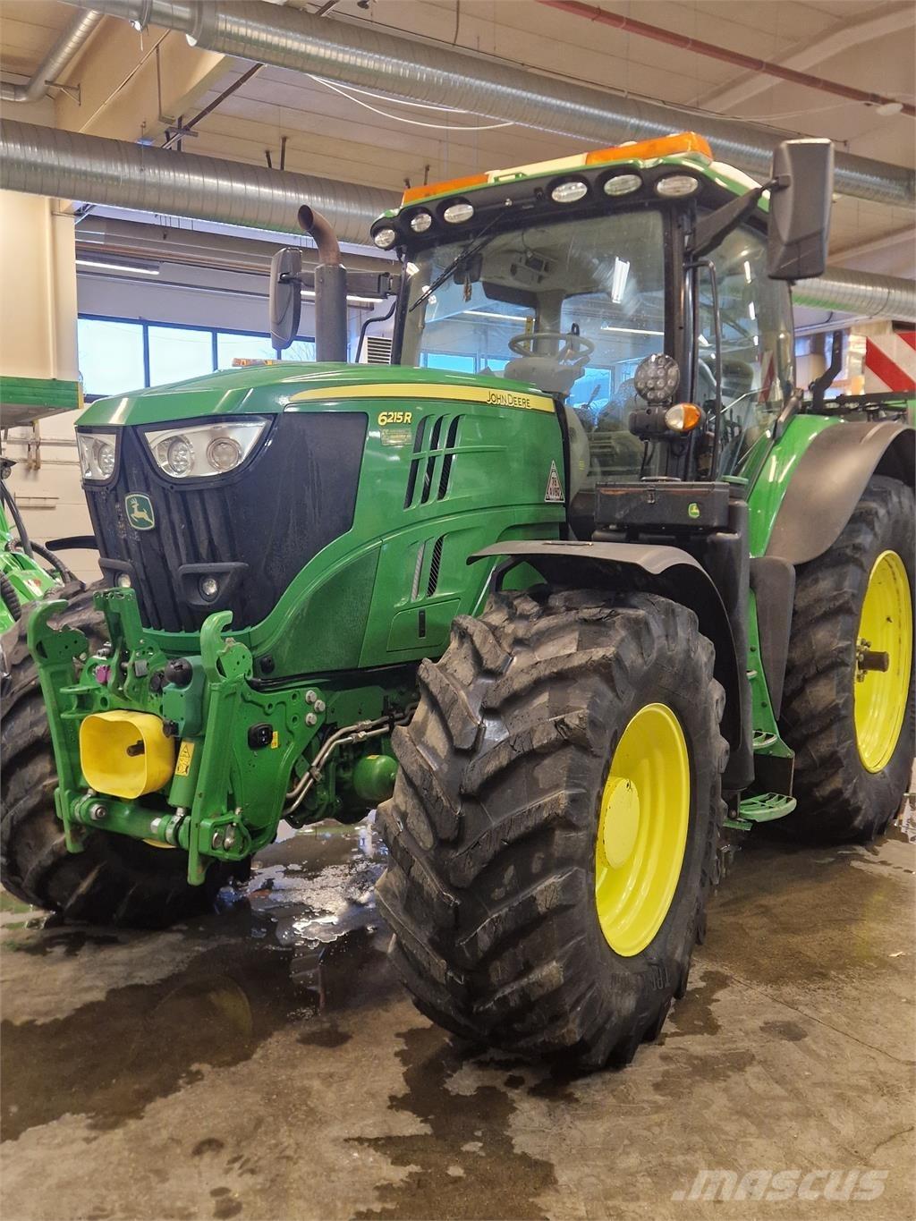 John Deere 6215R Traktory