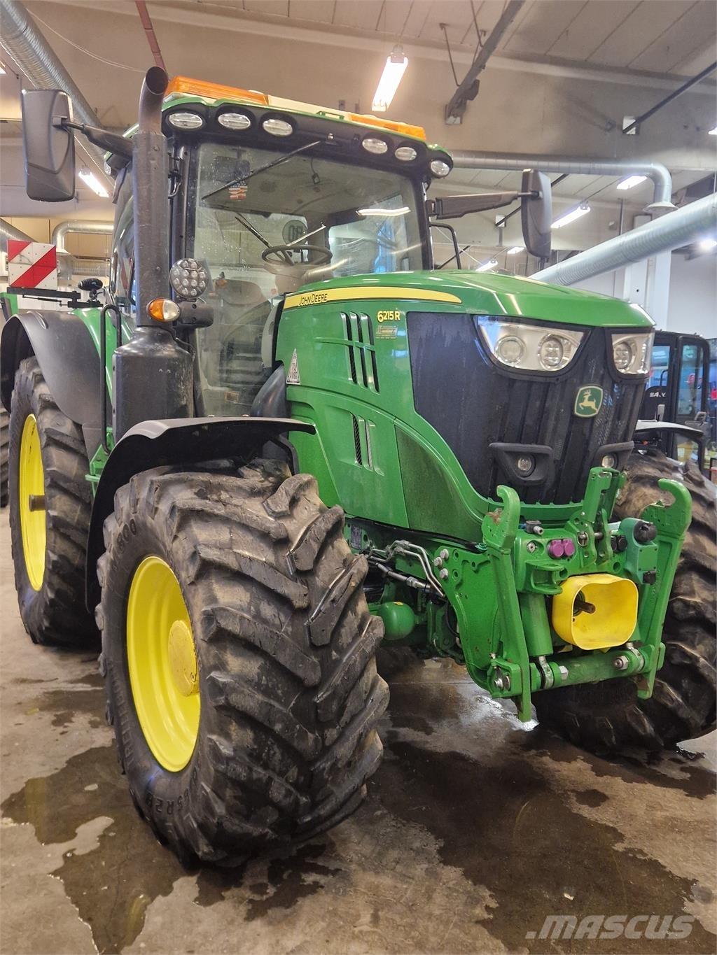 John Deere 6215R Traktory