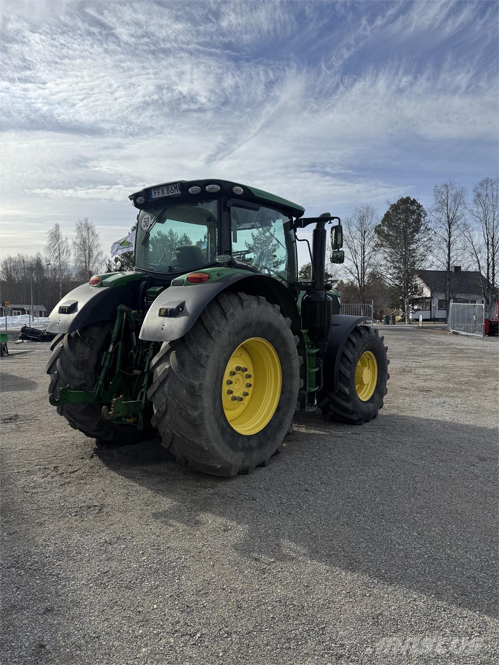 John Deere 6215R Traktory
