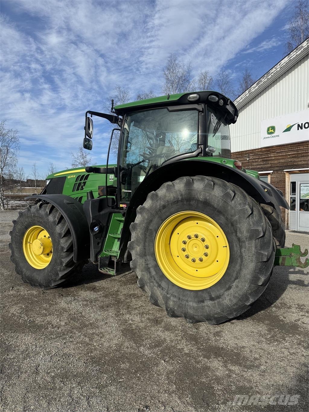 John Deere 6215R Traktory