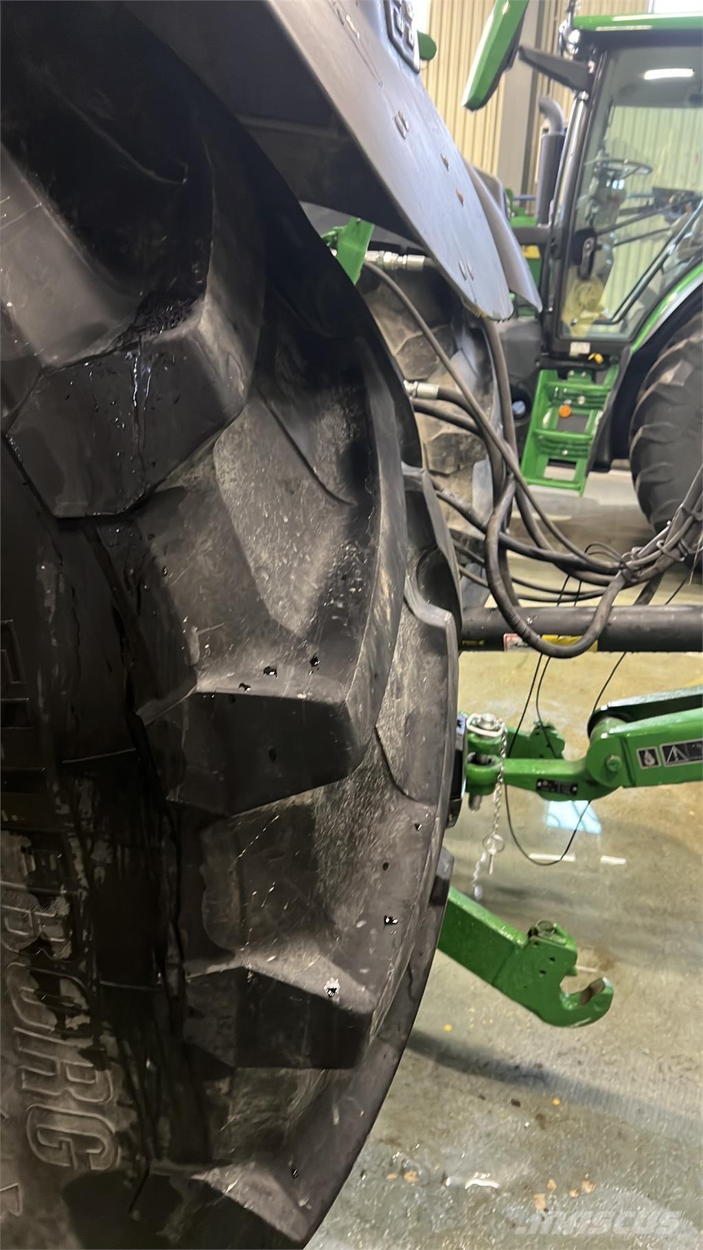 John Deere 6215R Traktory