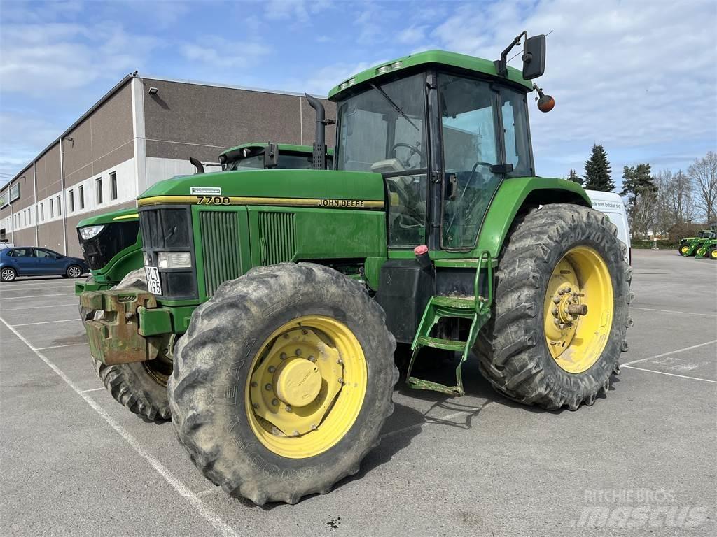 John Deere 7700 Traktory