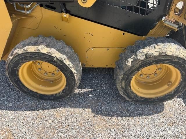 CAT 232D Pneumatiky, kola a ráfky