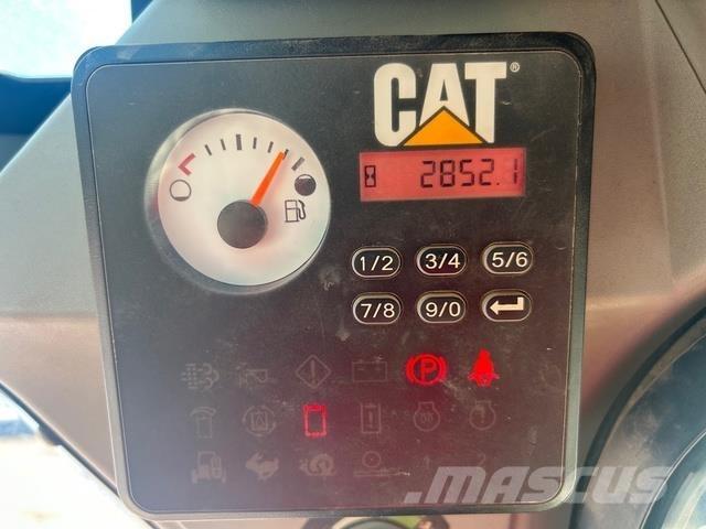 CAT 236D Pneumatiky, kola a ráfky