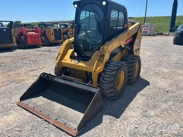 CAT 236D3 Pneumatiky, kola a ráfky