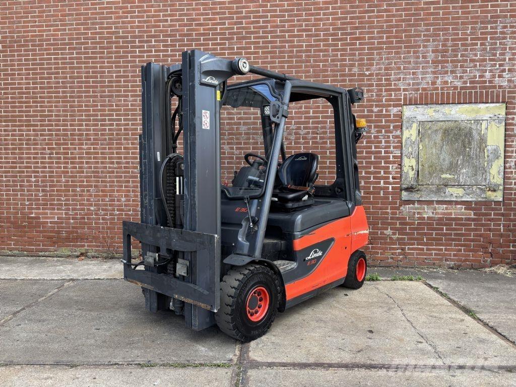 Linde E30-01 Akumulátorové vozíky