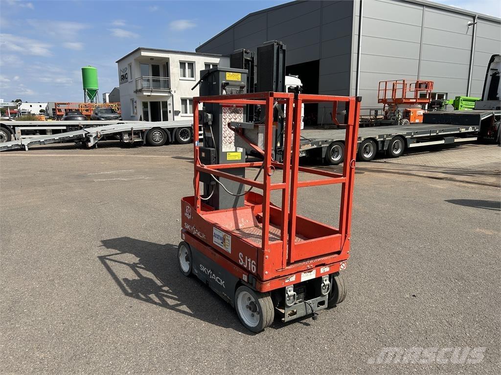 SkyJack SJ16 Kompaktní samohybné kloubové plošiny