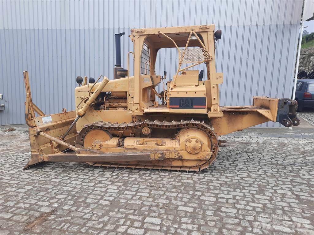 CAT D4E Pokladače potrubí